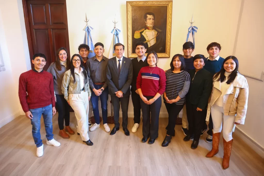 Gobierno: Sadir recibió a futuros ingenieros que difunden la calidad académica de Jujuy