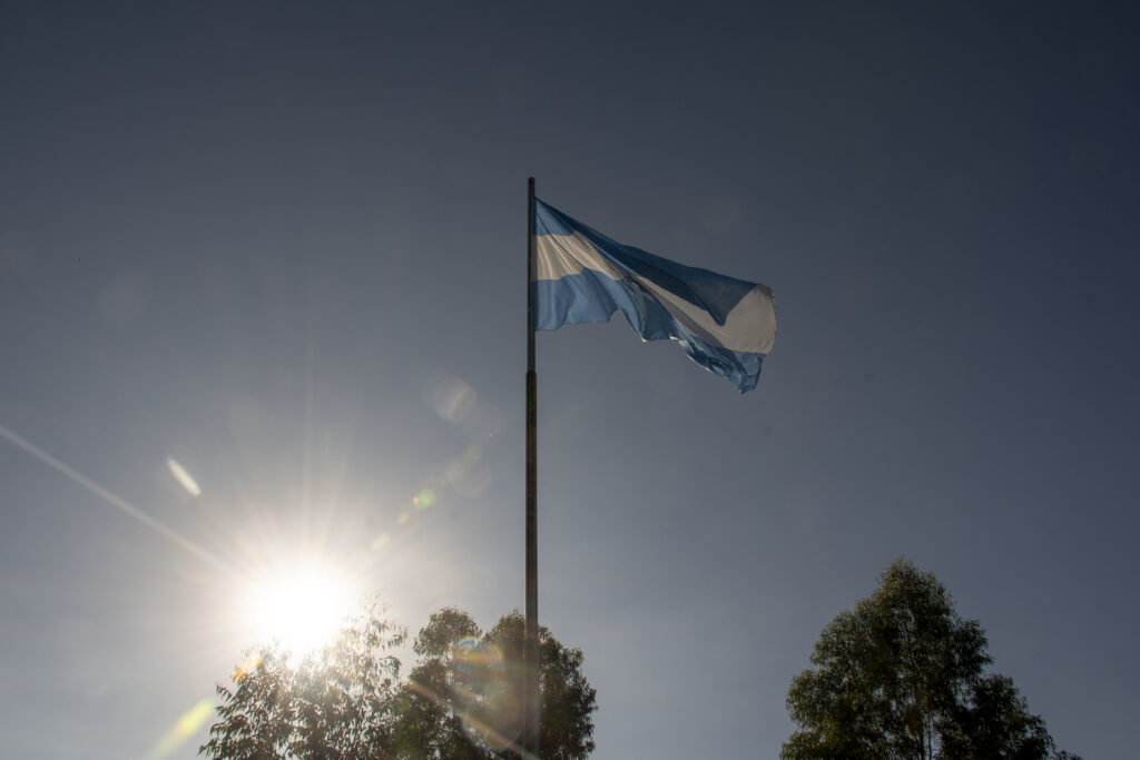 Capital: Autoridades de la ciudad y de Gendarmería enarbolaron nuevas banderas en el acceso sur