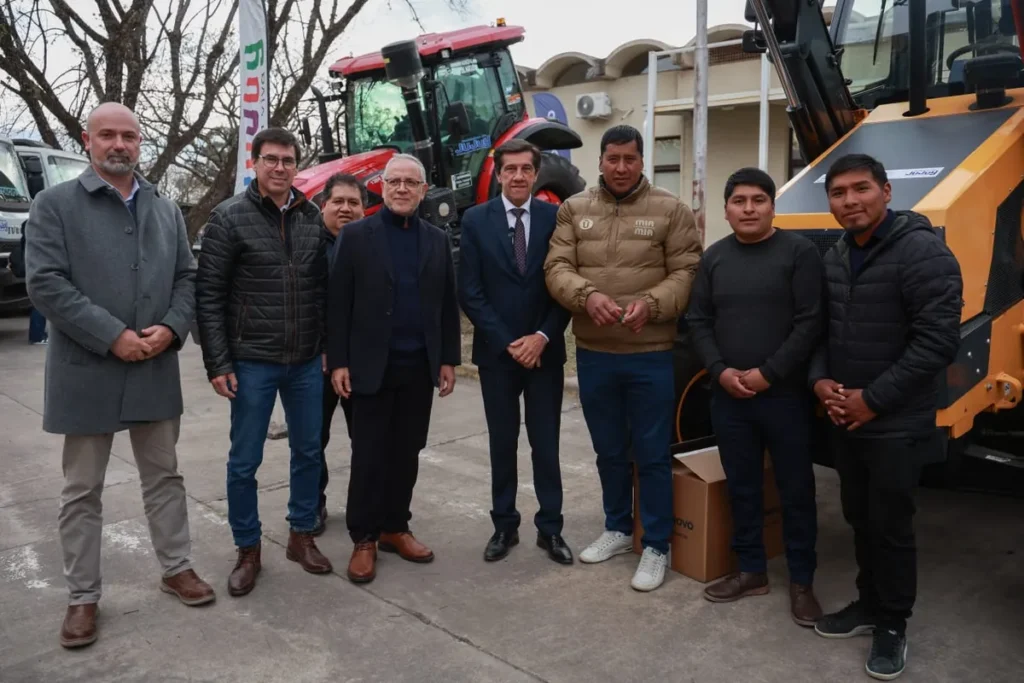 Gestión de gobierno: Jujuy fortalece el parque automotor de comisiones municipales con nueva maquinaria y equipamiento